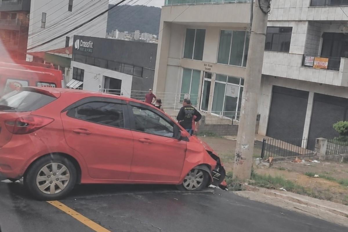 Motorista passa mal e bate carro em poste na Garganta do Dilermano