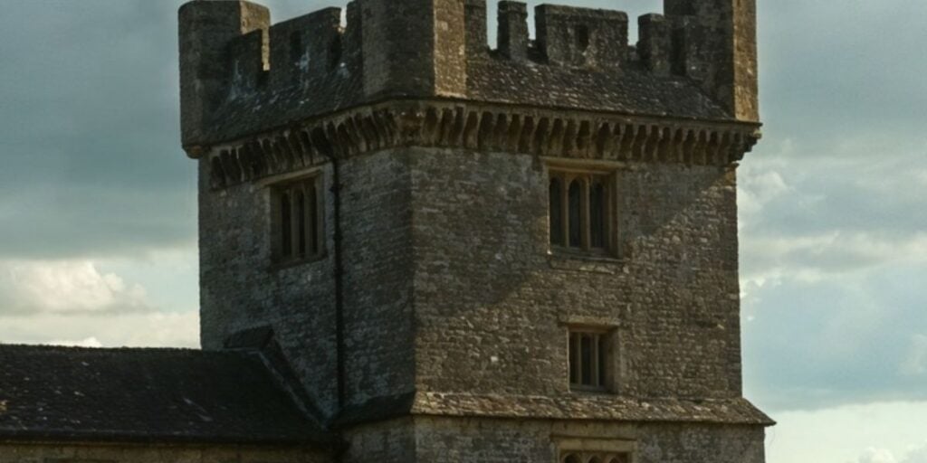 Prédio de universidade parecia apenas vitoriano, até um pesquisador olhar sob o reboco e encontrar castelo medieval dado como perdido