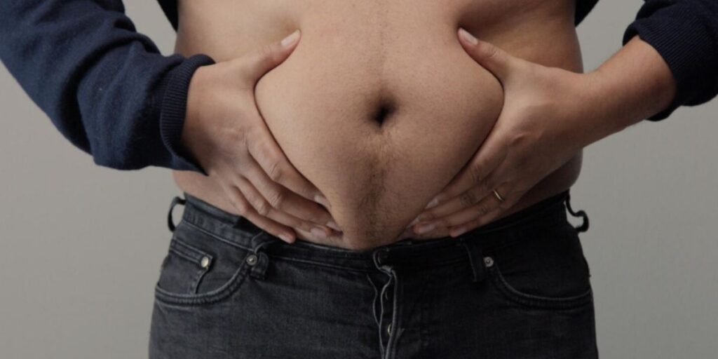 Depois dos 65, tamanho da barriga pode dizer mais sobre risco de morte do que o próprio peso na balança