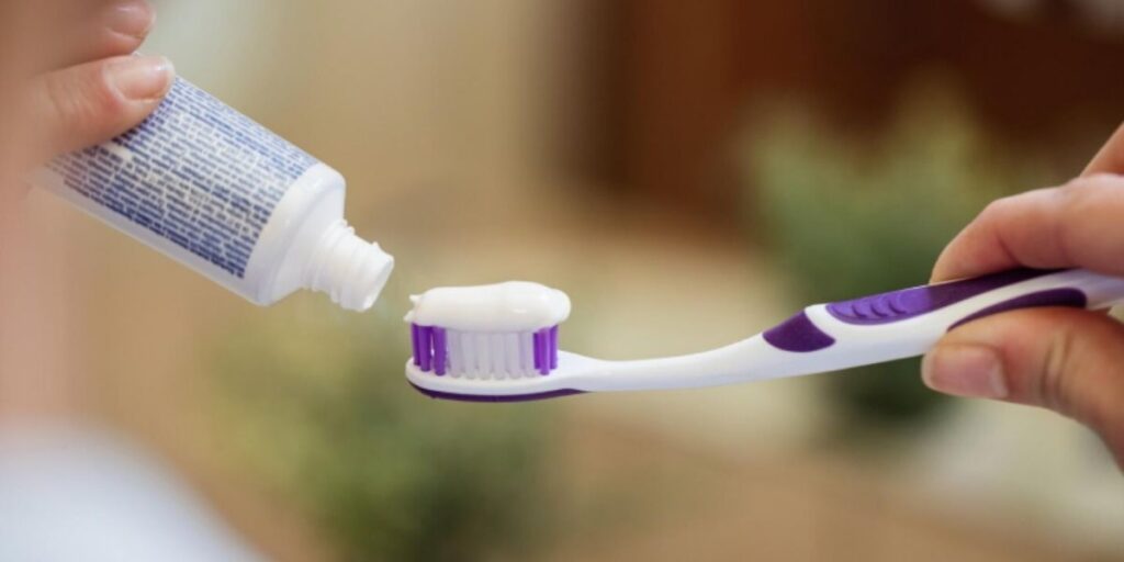 Alemães criam pasta de dentes com 20% de hidroxiapatita que promete deixar sorrisos mais brancos enquanto protege o esmalte