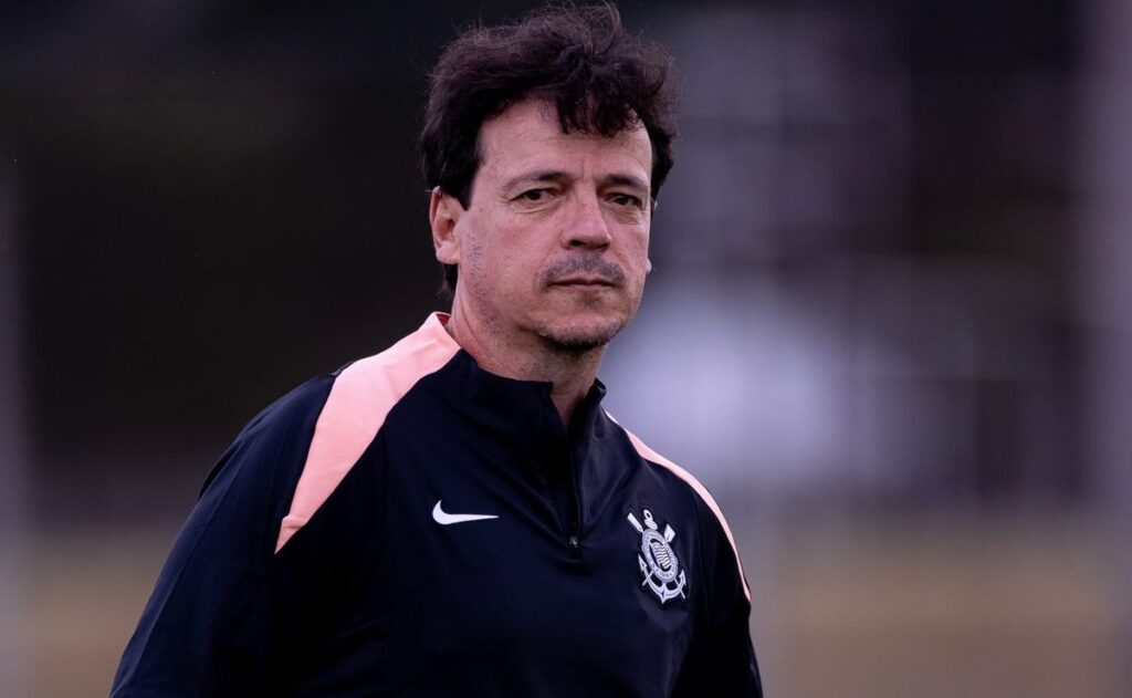 Corinthians recebe oferta de R$ 118 milhões por meio-campista titular de Fernando Diniz