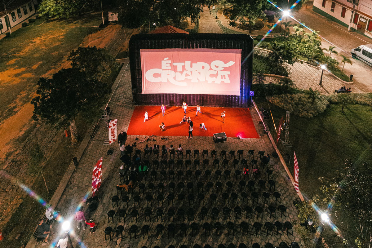 Projeto transforma estacionamento do Mercado Municipal de Muriaé em cinema a céu aberto para crianças