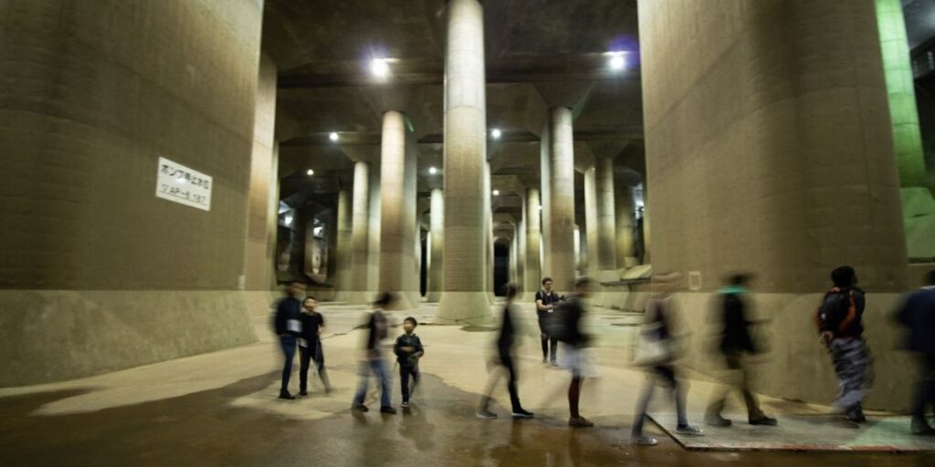 Estrutura enterrada a 50 metros tem 59 colunas de 500 toneladas e engole enchentes antes que cheguem a Tóquio