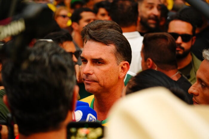 Flávio Bolsonaro diz que nota da CNBB confirma ‘fake news’; entidade desmentiu acusação feita por ele