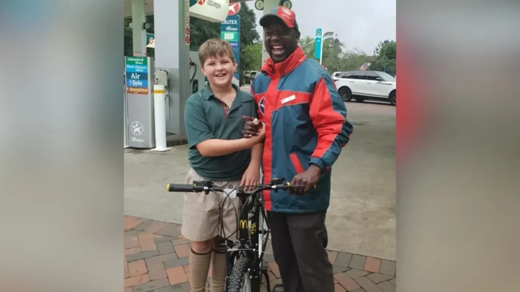 Menino de 10 anos guarda moedas para viajar, conhece um frentista enquanto está doente e troca as férias por uma bicicleta para o novo amigo