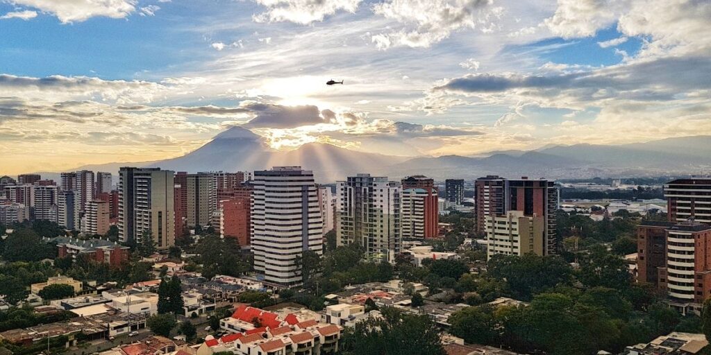 País com cidade maia escondida na floresta, lago cercado por vulcões e cenário de Star Wars entra no radar dos turistas em 2026