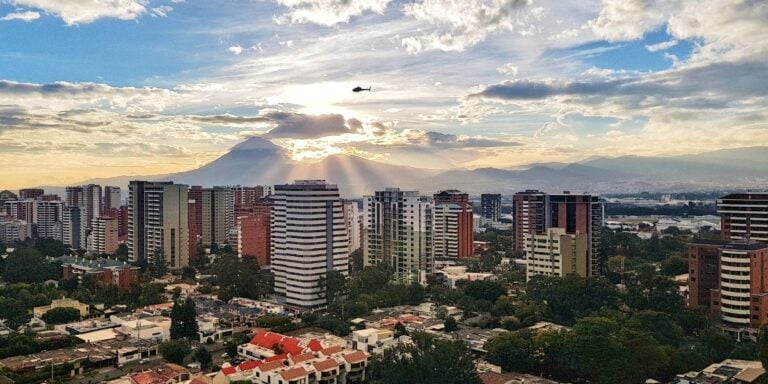 País com cidade maia escondida na floresta, lago cercado por vulcões e cenário de Star Wars entra no radar dos turistas em 2026