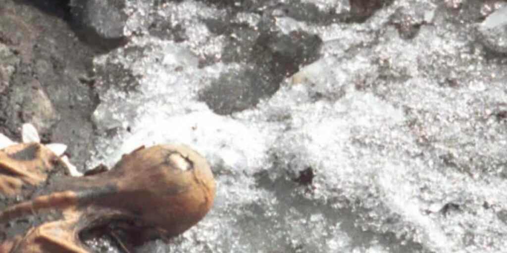 Casal encontra corpo preso no gelo e pensa que alpinista havia acabado de morrer, mas cientistas descobrem homem assassinado há 5.300 anos