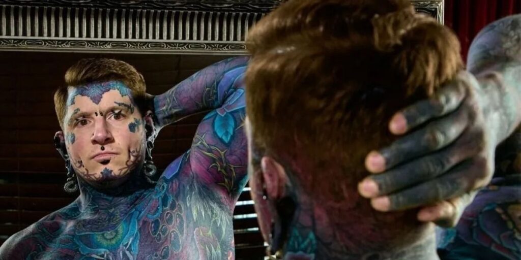 Ex-cozinheiro começa tatuando apenas o nome do filho, cobre 90% do corpo e hoje recebe novas tatuagens até três vezes por semana após entrar para o Guinness Book