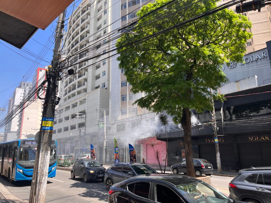 Princípio de incêndio na fiação elétrica interdita trecho da Avenida Itamar Franco, em Juiz de Fora 1 IMG 3009.JPG72