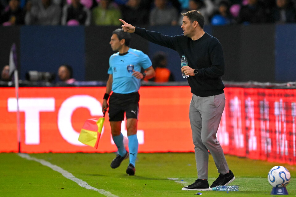 Clube comandado por técnico de apenas 39 anos faz 91 gols e tenta derrubar o Flamengo na Libertadores