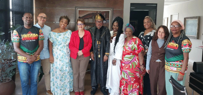 Oba Hameed Adejoro Ajijola 1 140926 Giglia com corte