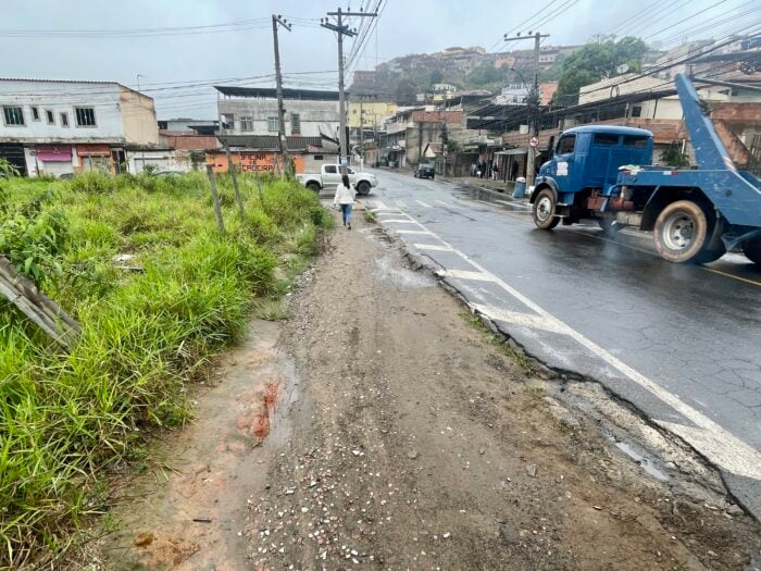 Falta de calçada em rua do Francisco Bernardino expõe pedestres a risco em Juiz de Fora 13 VIDA URBANA FRANCISCO BERNARDINO .jpg
