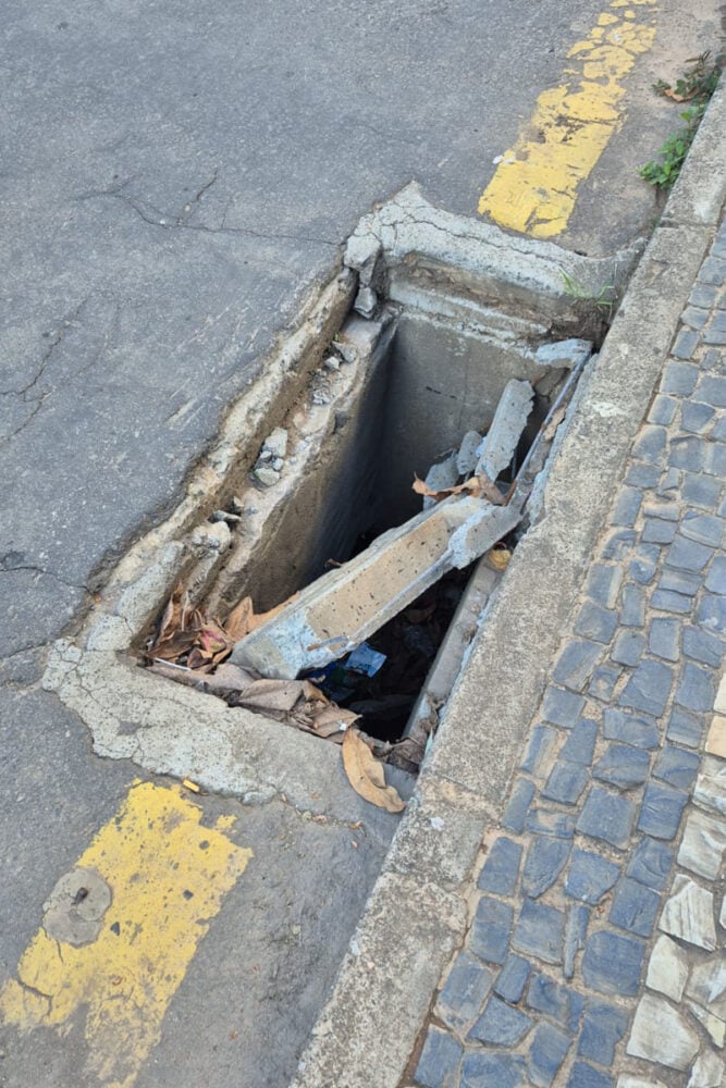 Bueiro aberto em frente a ponto de ônibus preocupa moradores no Santa Catarina 1 VU Contribuicao da leitora 1 1