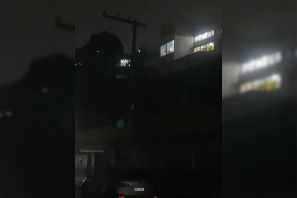 Poste fica sem luz semanas após conserto no Jardim de Alá 2 VU Contribuicao da leitora 1 2