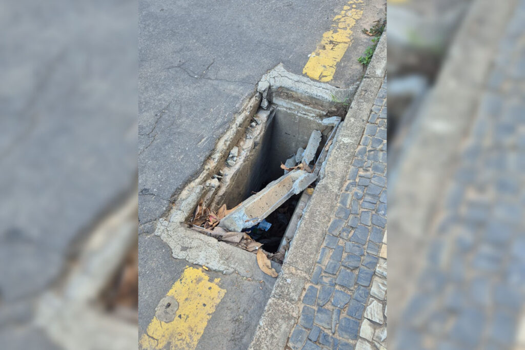 Bueiro aberto em frente a ponto de ônibus preocupa moradores no Santa Catarina 2 VU Contribuicao da leitora 3