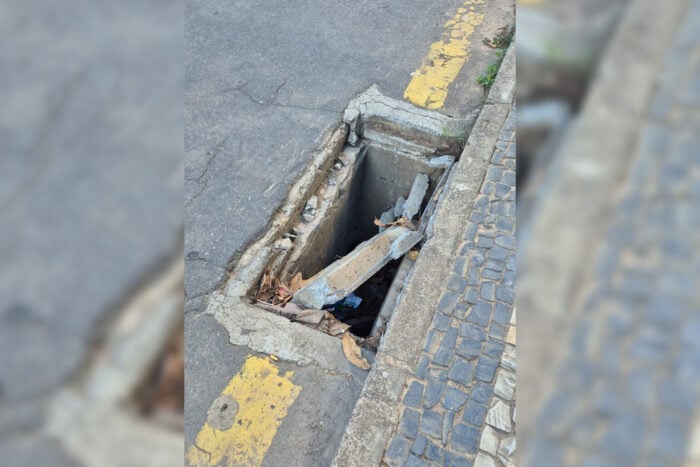 Bueiro aberto em frente a ponto de ônibus preocupa moradores no Santa Catarina