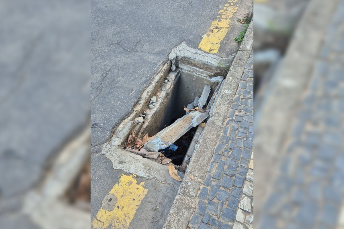 Bueiro aberto em frente a ponto de ônibus preocupa moradores no Santa Catarina