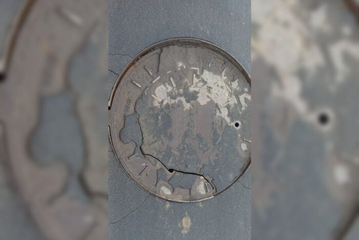Trinca em tampa de bueiro oferece riscos na Avenida JK