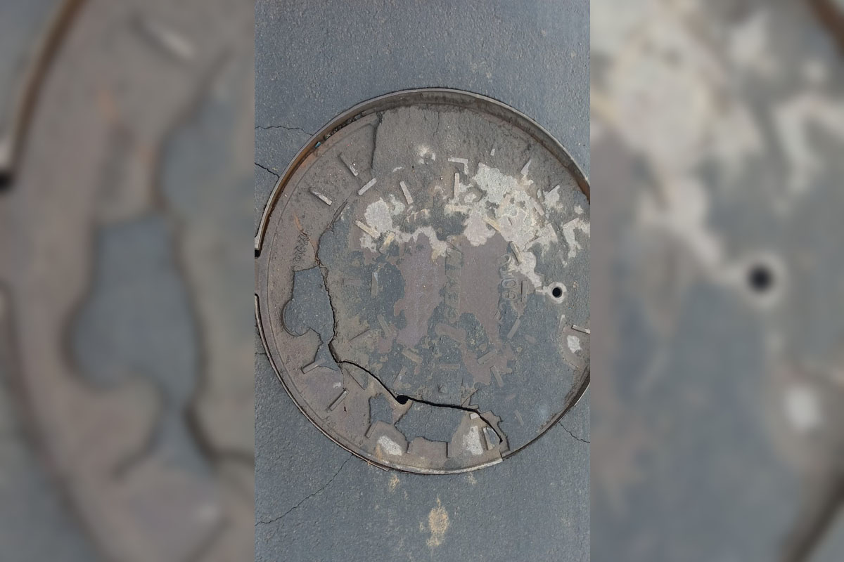Trinca em tampa de bueiro oferece riscos na Avenida JK