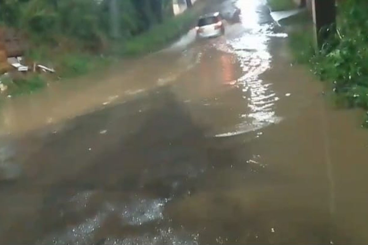 Alagamentos em ponte bloqueiam a passagem de pedestres em rua no Fontesville