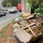 Sofá descartado de forma irregular chama atenção no Borboleta 23 VU Foto Tribuna 1 3