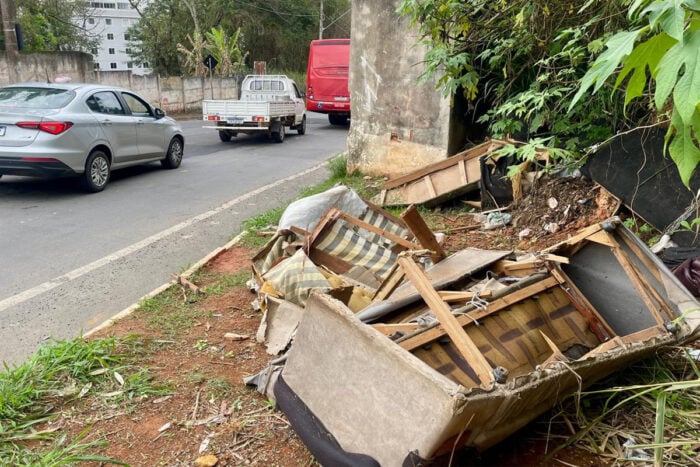 Sofá descartado de forma irregular chama atenção no Borboleta