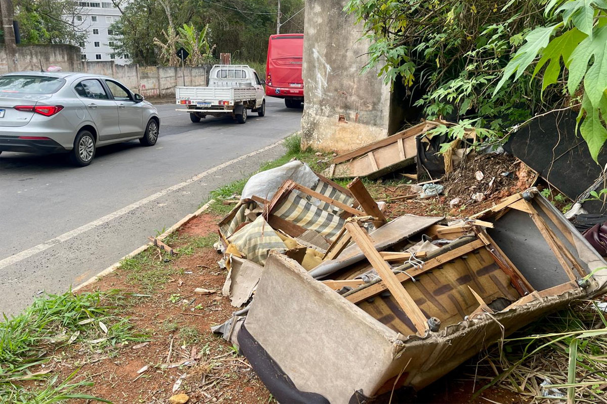Sofá descartado de forma irregular chama atenção no Borboleta