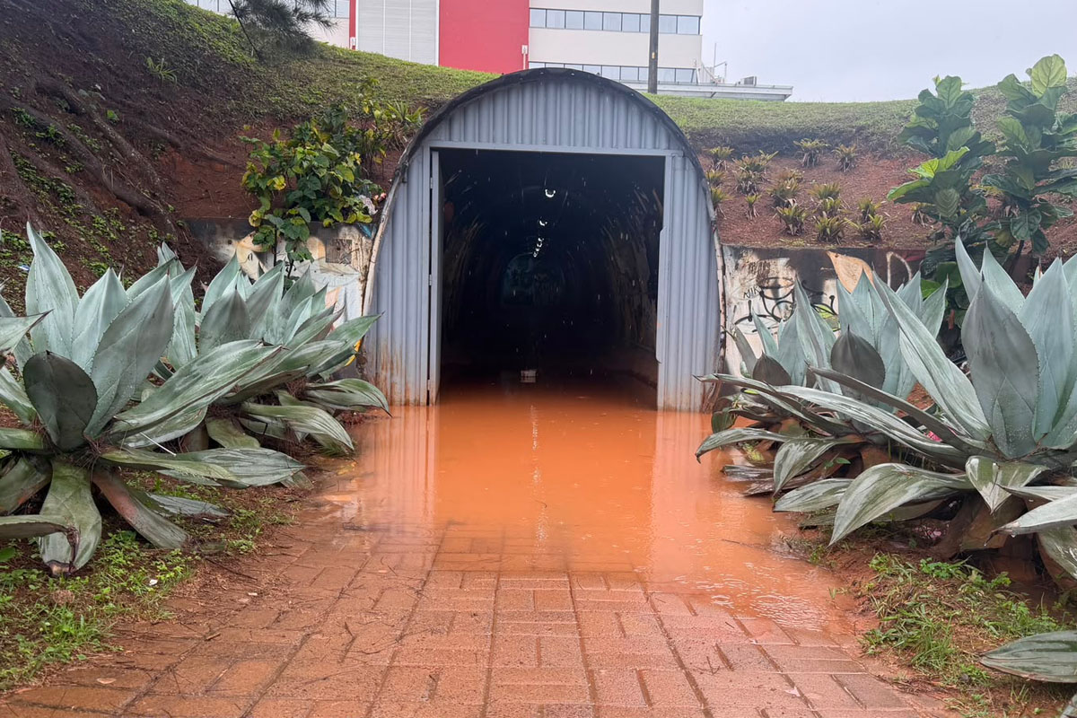 Após chuvas, acúmulo de água persiste em túnel do Independência Shopping