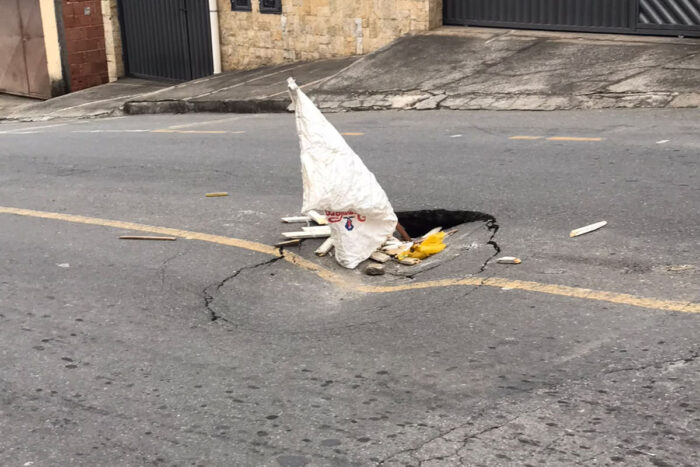 Buracos na via comprometem dois trechos da rua principal do Milho Branco 5 VU Foto Tribuna 1790612965