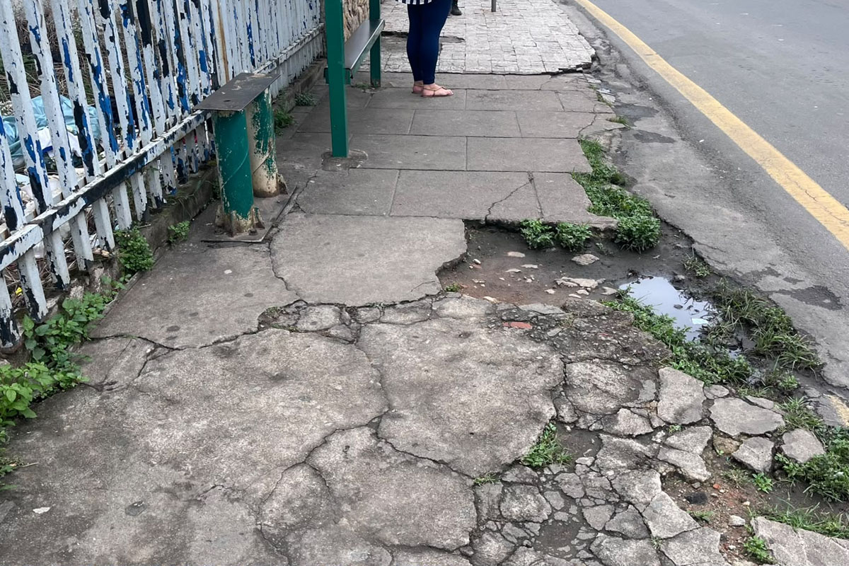 Lixo acumulado e calçada danificada flagrados em ponto de ônibus em Benfica