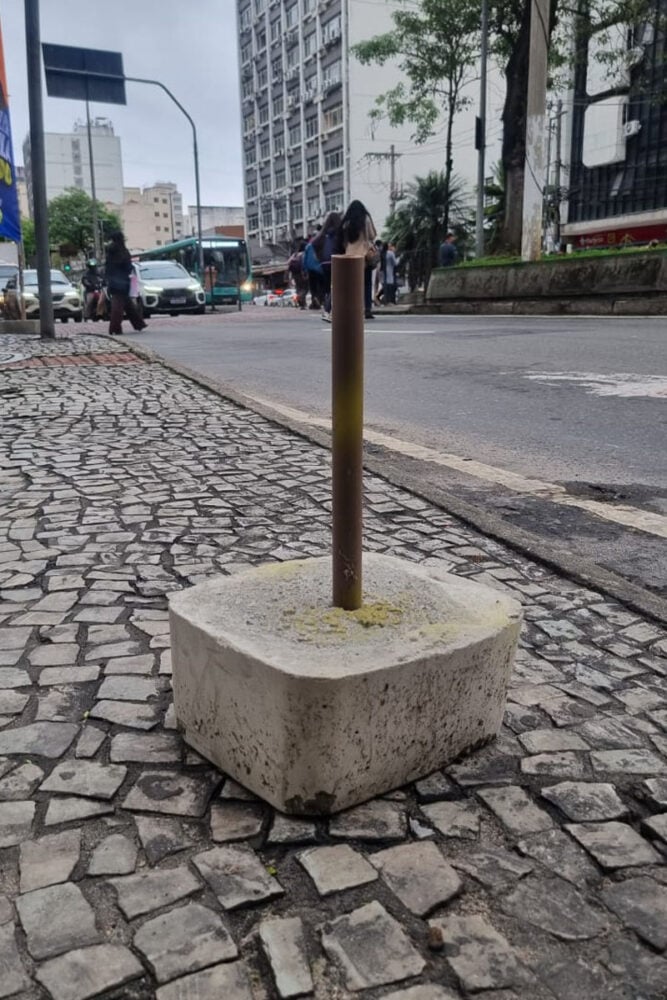 Bases de propaganda eleitoral ficam em calçadas de Juiz de Fora após retirada de windbanners 6 VU Foto Tribuna 2 3