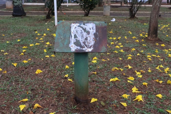 Placa de identificação apresenta sinais de vandalismo e desgaste em praça no Paineiras 1 VU Foto Tribuna 2