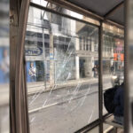 Vidro trincado em ponto de ônibus oferece perigo na Avenida Rio Branco 12 VU Foto Tribuna 3