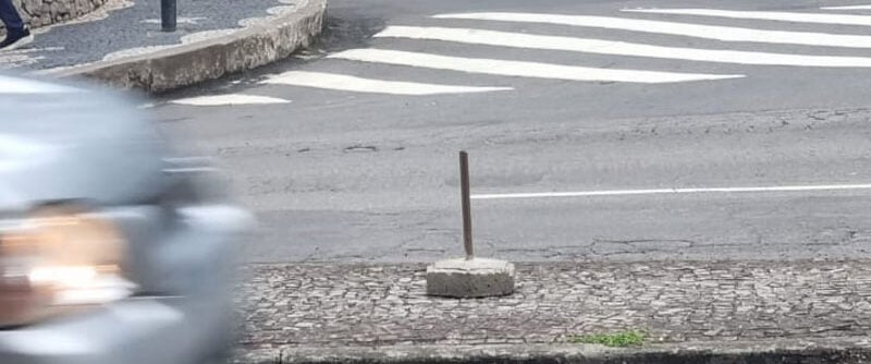 Bases de propaganda eleitoral ficam em calçadas de Juiz de Fora após retirada de windbanners