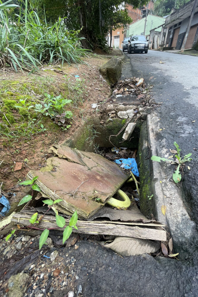 Bueiro sem tampa acumula resíduos e gera riscos no Santa Rita 6 VU foto tribuna 1