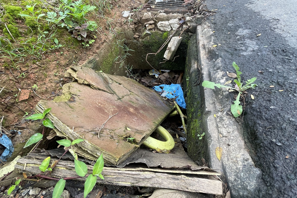 Bueiro sem tampa acumula resíduos e gera riscos no Santa Rita