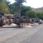 Caminhão carregado com MDF tomba após passar em buraco e deixa motorista ferido em rodovia da região 7 Motorista fica ferido