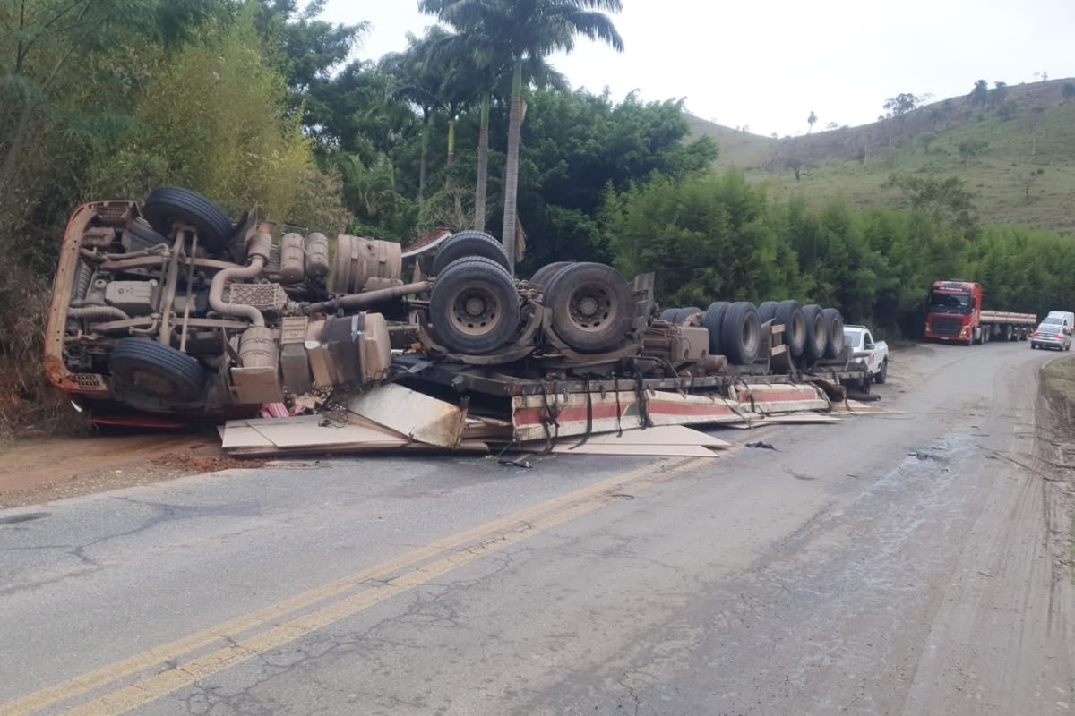 Caminhão carregado com MDF tomba após passar em buraco e deixa motorista ferido em rodovia da região