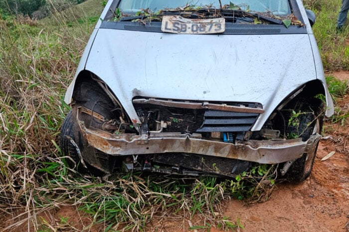 Carro cai em ribanceira ao tentar ultrapassagem em rodovia de São João Nepomuceno