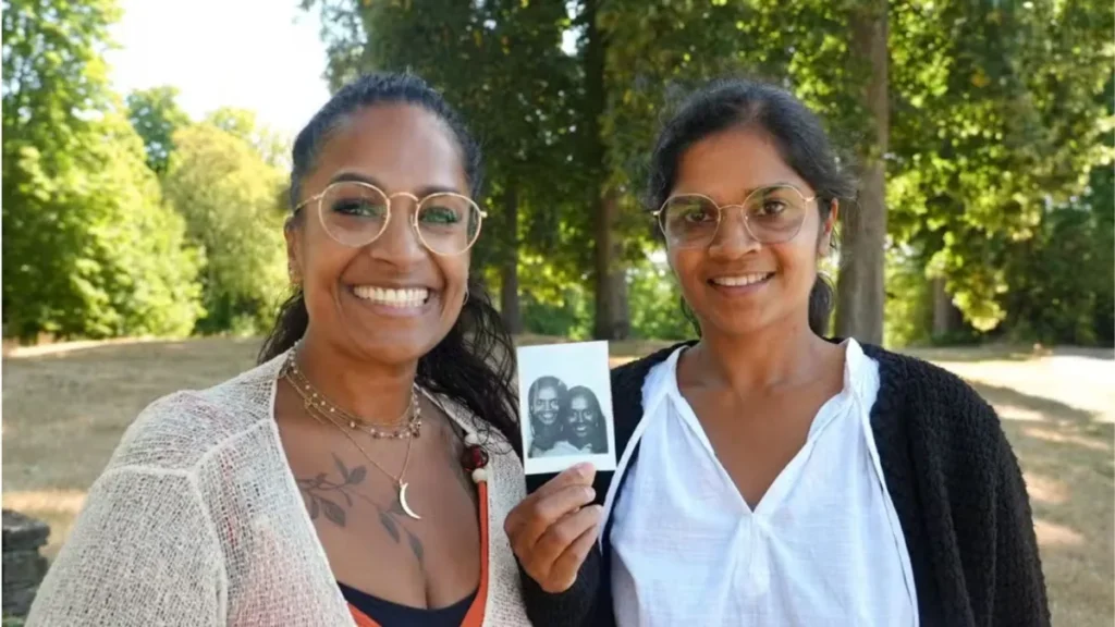 Adotadas por famílias diferentes, duas meninas viram amigas aos 14 anos, brincam que são irmãs e só 30 anos depois o DNA revela a verdade