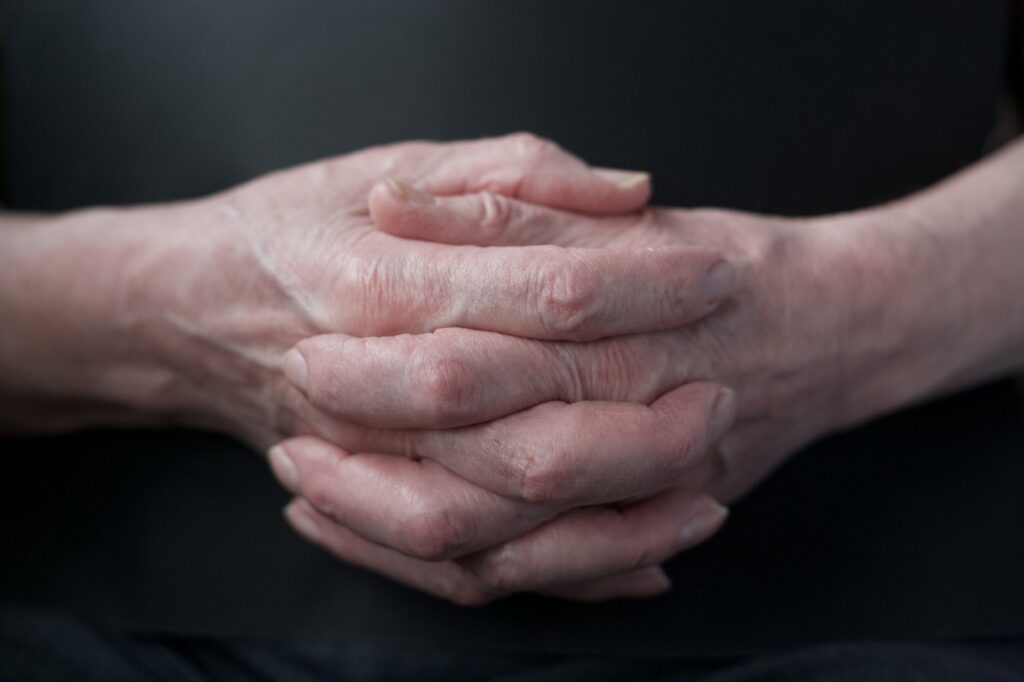 Alerta para pessoas com Parkinson: remédio muito usado pode reduzir vitamina importante e aumentar risco de convulsões