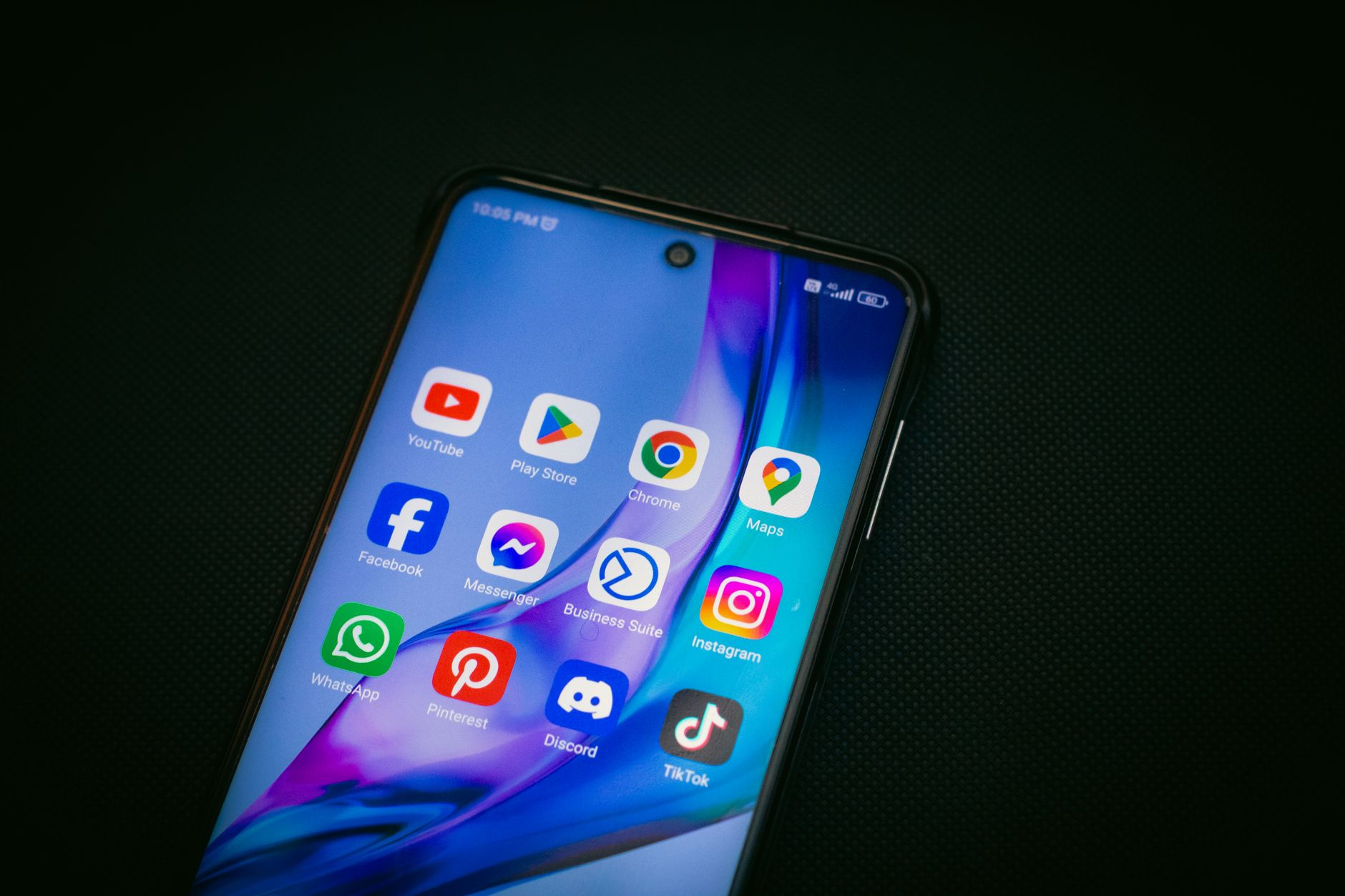 Alguém apagou uma mensagem no WhatsApp e você ficou sem saber o que estava escrito? Android tem uma função "escondida" que pode revelar o que foi escrito 2 Close-up da tela de um smartphone mostrando ícones de aplicativos populares como YouTube, Maps e TikTok em um fundo preto.