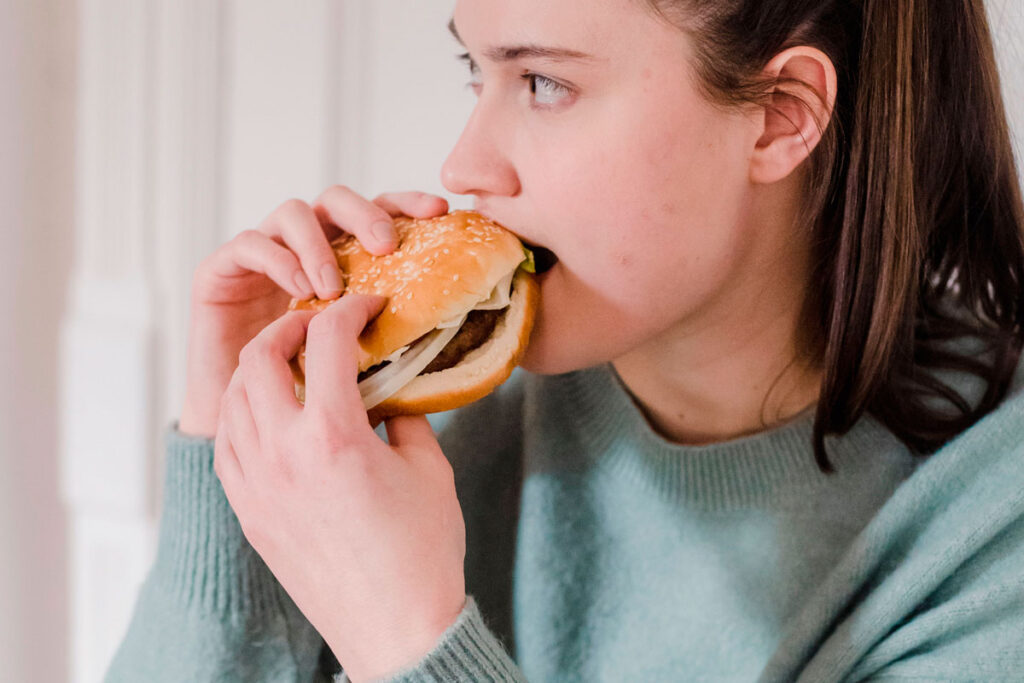 Pílula anticoncepcional é associada a maior frequência de comer emocional 1 anticoncepcional comida emocional foto pexels