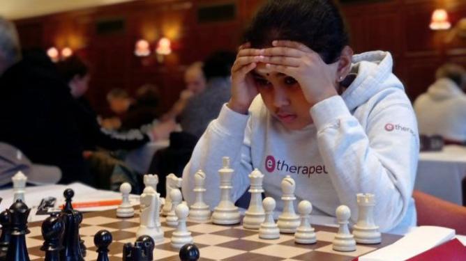 Aos 11 anos, menina que aprendeu xadrez sozinha durante a pandemia passou a enfrentar os melhores do mundo, quebrou recorde e conquistou um título inédito 2 aos 11 anos menina que aprendeu xadrez sozinha durante 1