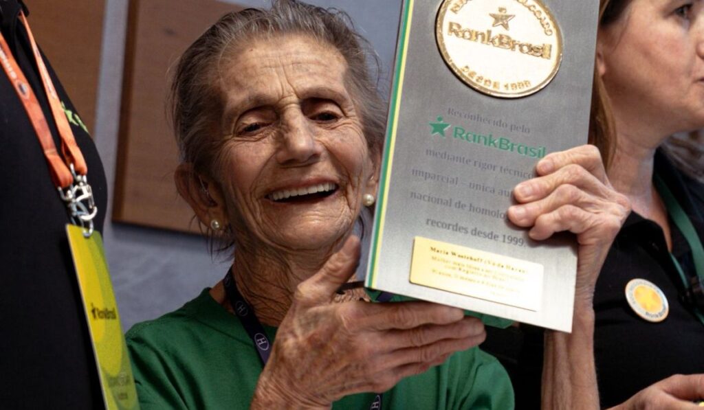 Aos 92 anos, ela poderia estar apenas aproveitando a aposentadoria, mas decidiu voltar a trabalhar e virou a CLT mais velha do Brasil