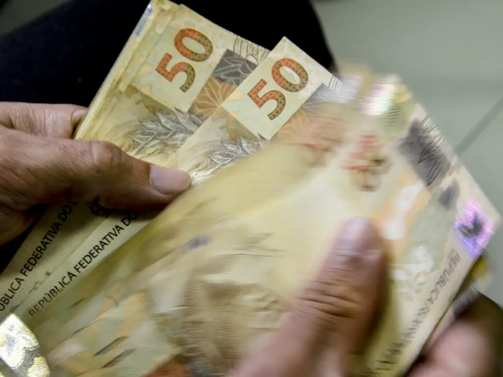 Aposentados que deixarem o dinheiro parado terão o salário recolhido pelo INSS