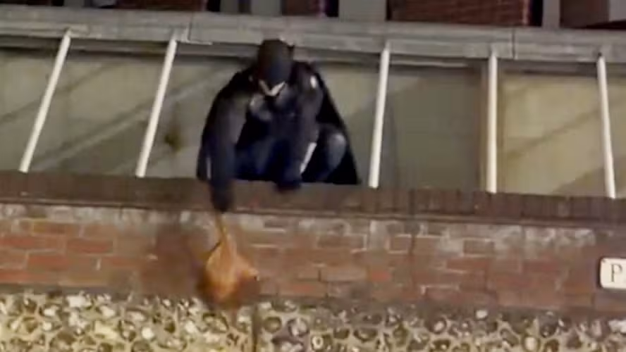 Homem vestido de Batman estava em uma festa quando viu um crime acontecer, saiu correndo pelas ruas atrás do suspeito e terminou escalando um muro para recuperar o que havia sido roubado