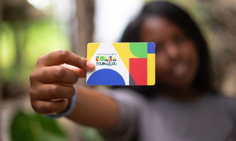 Auxílio governamental será liberado em setembro e pode passar de R$900 para famílias com crianças e gestantes