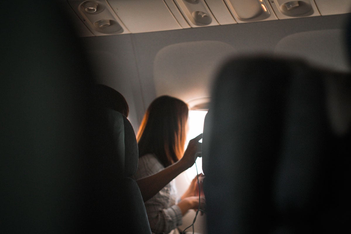 Homem é proibido de voar por seis meses após expor órgão sexual em avião